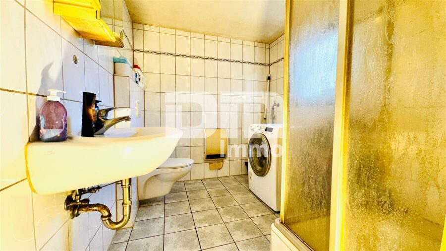 Großer Dreiseithof mit 2 bis 3 Wohneinheiten, 3 Nebengebäuden + großem Grundstück - EG Gebäudeteil 2 / Bad Dusche